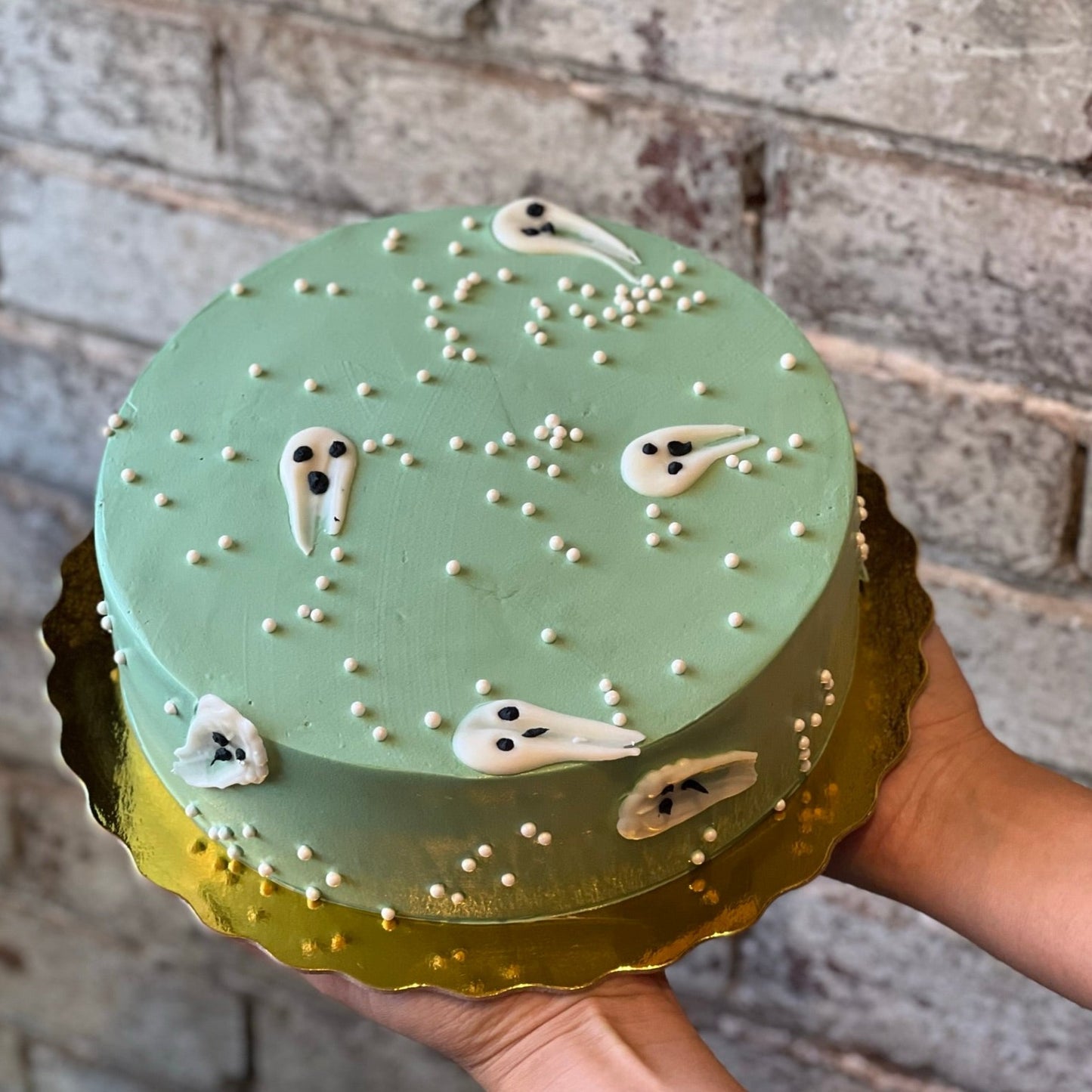 Cake with flying ghosts