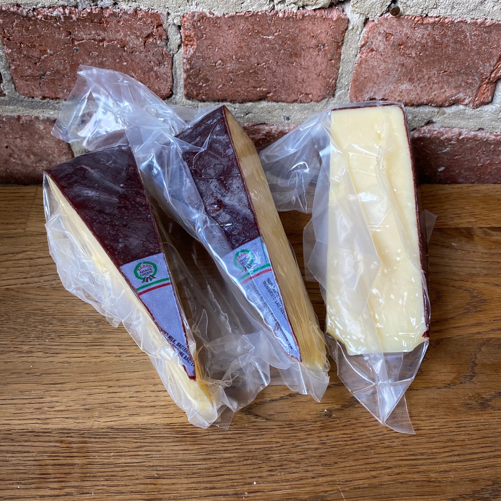 Black Wax Aged Asiago (250g)