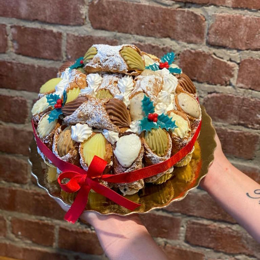 Christmas Cannoli Cake