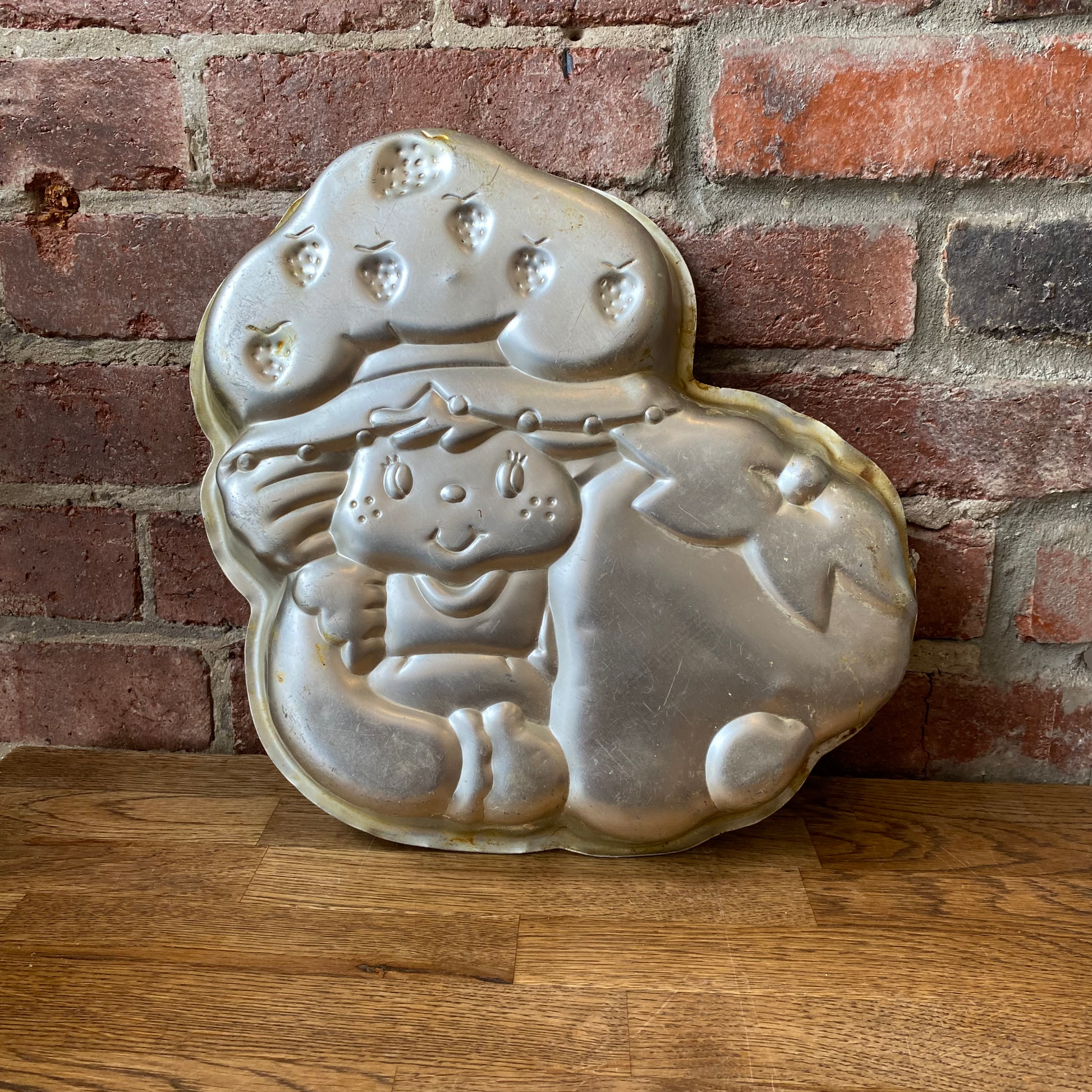 Strawberry cake tin