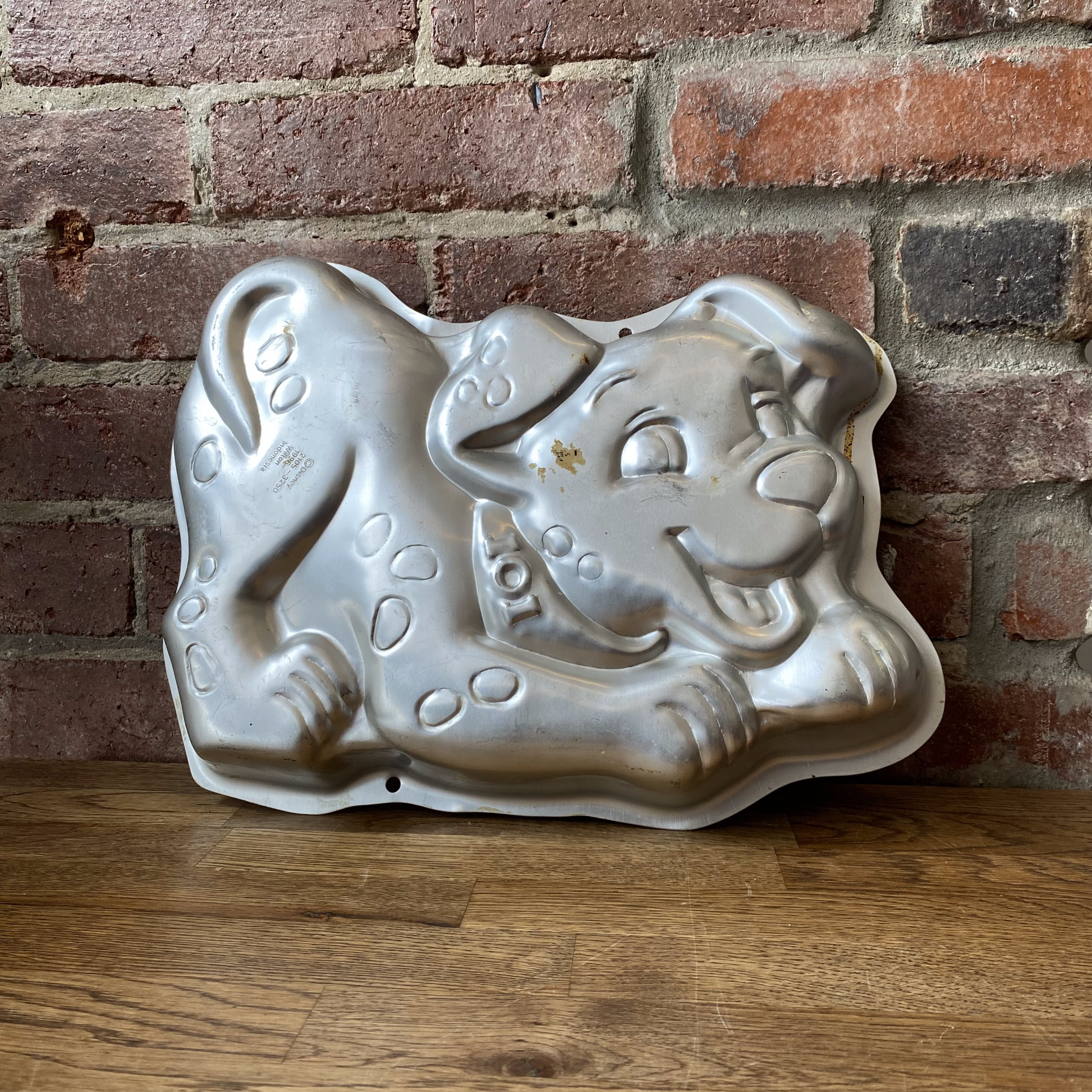 Domination cake tin