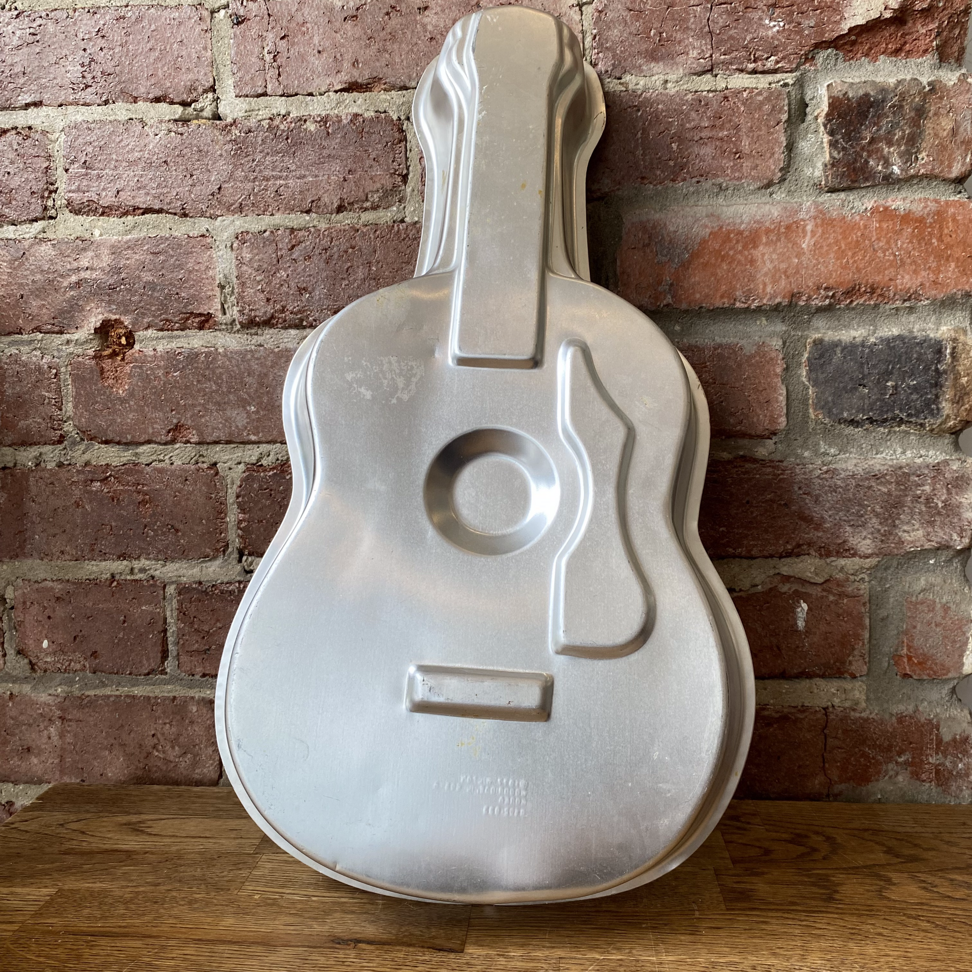 Guitar cake tin
