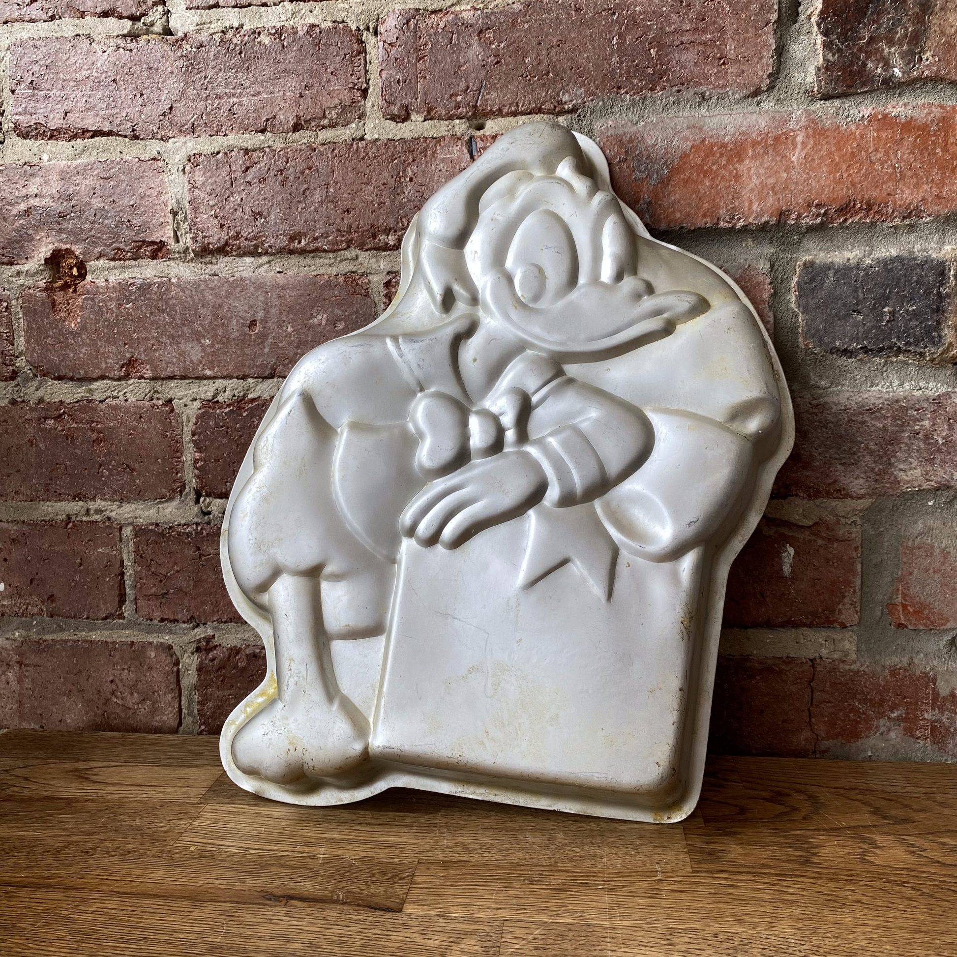 Donald Duck cake tin