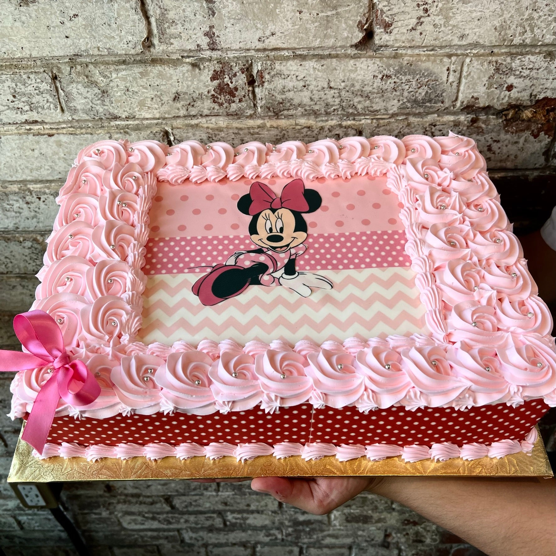 Pink cake with Minnie Mouse theme