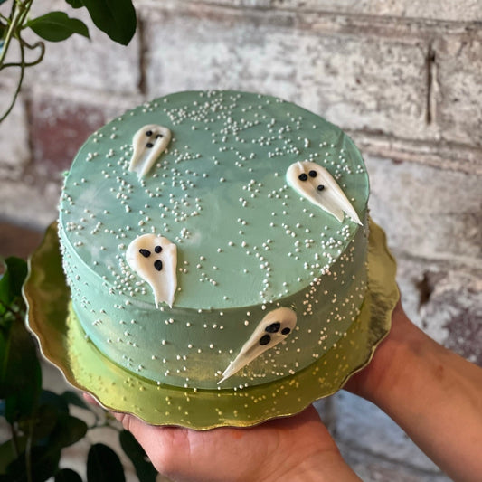 Cake with flying ghosts