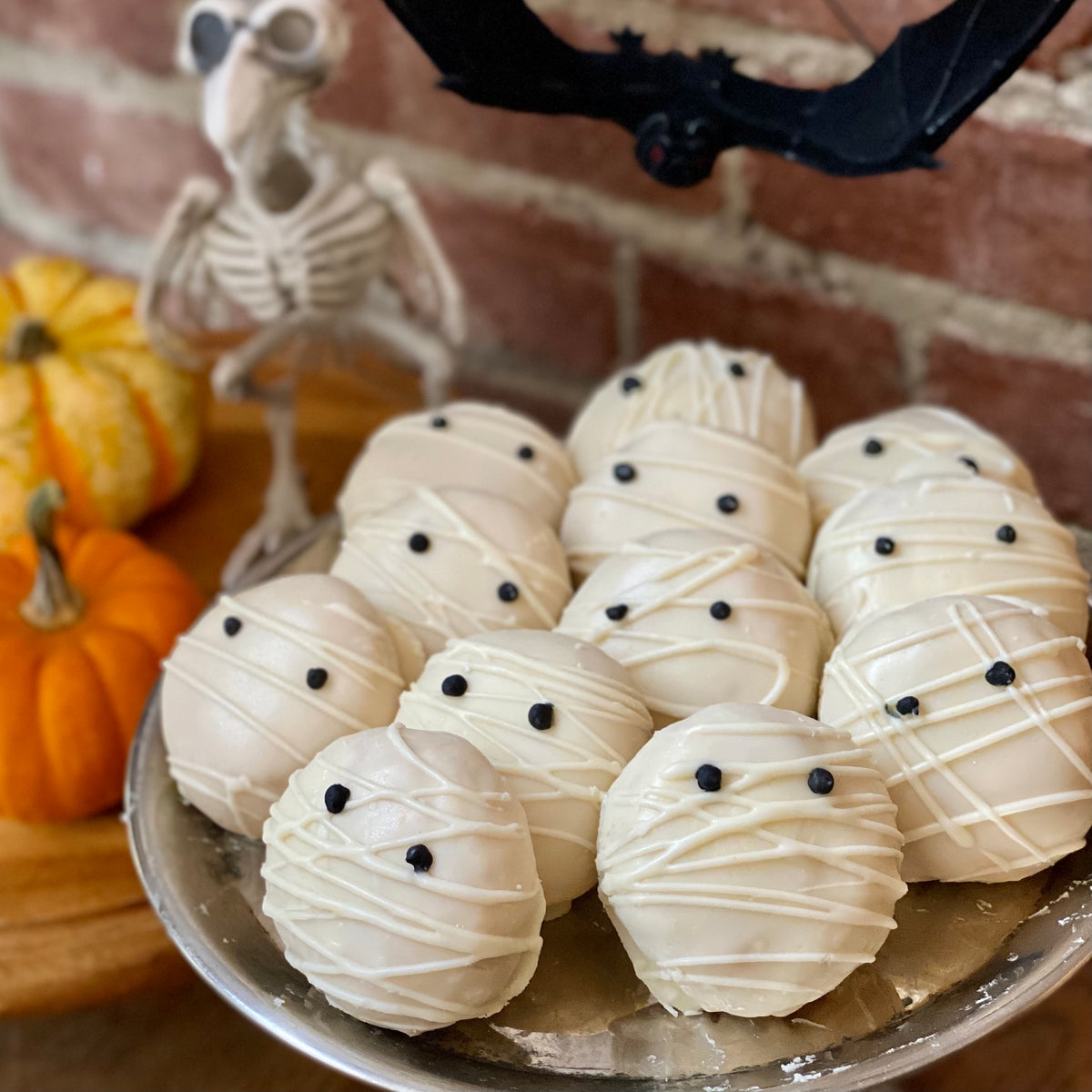 Halloween mummy cake pop