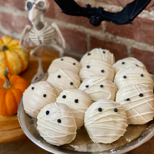 Halloween mummy cake pop
